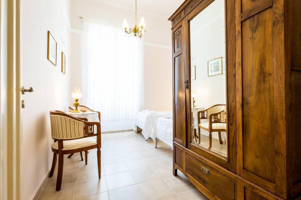 Neoclassical Flat With 2 Bedrooms In Пирей Экстерьер фото