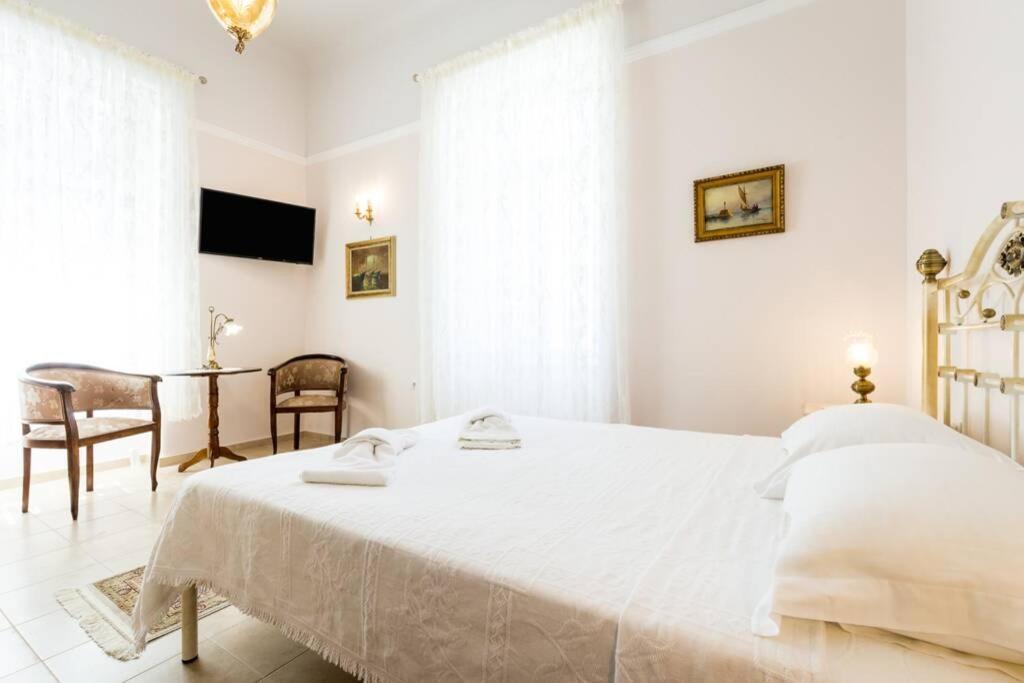 Neoclassical Flat With 2 Bedrooms In Пирей Экстерьер фото