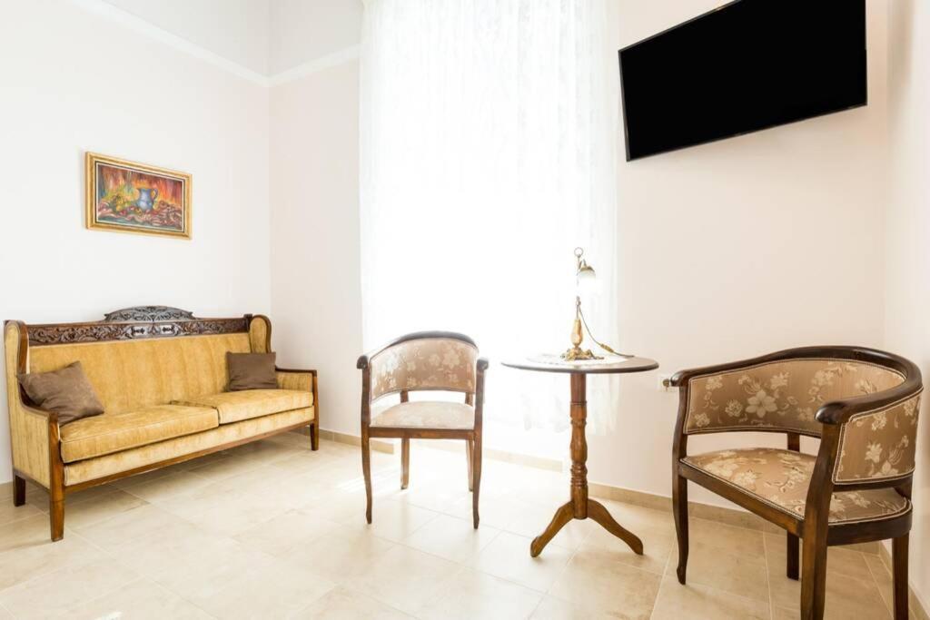 Neoclassical Flat With 2 Bedrooms In Пирей Экстерьер фото