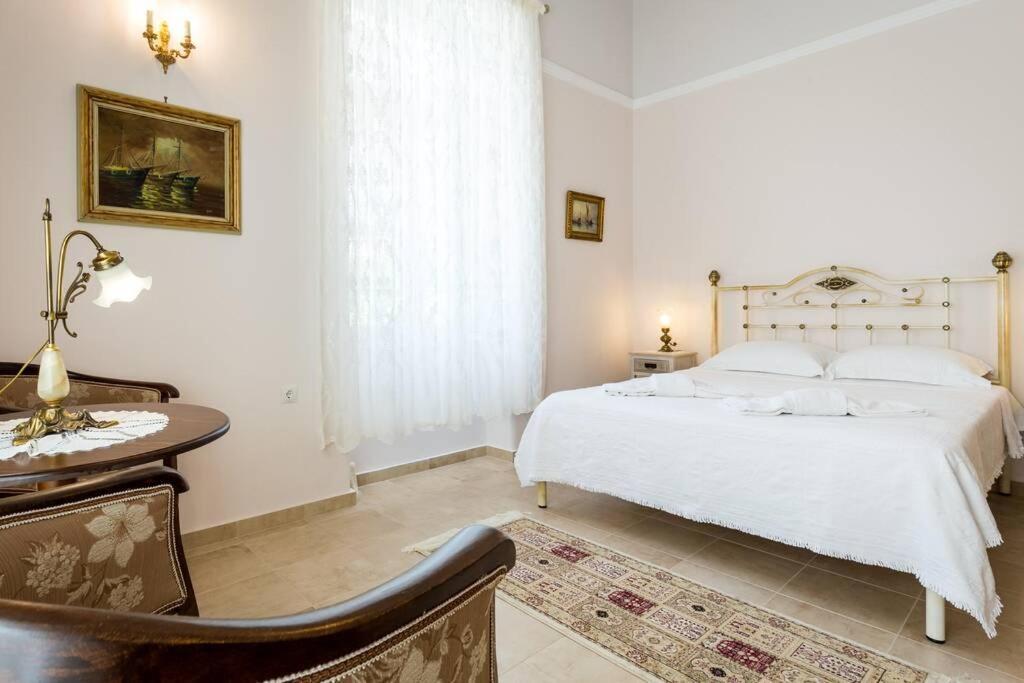 Neoclassical Flat With 2 Bedrooms In Пирей Экстерьер фото