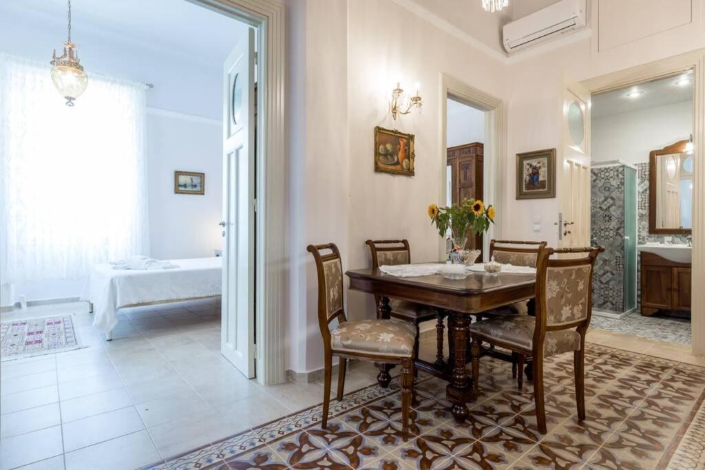 Neoclassical Flat With 2 Bedrooms In Пирей Экстерьер фото