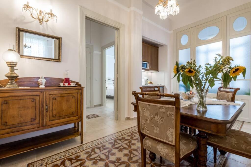 Neoclassical Flat With 2 Bedrooms In Пирей Экстерьер фото