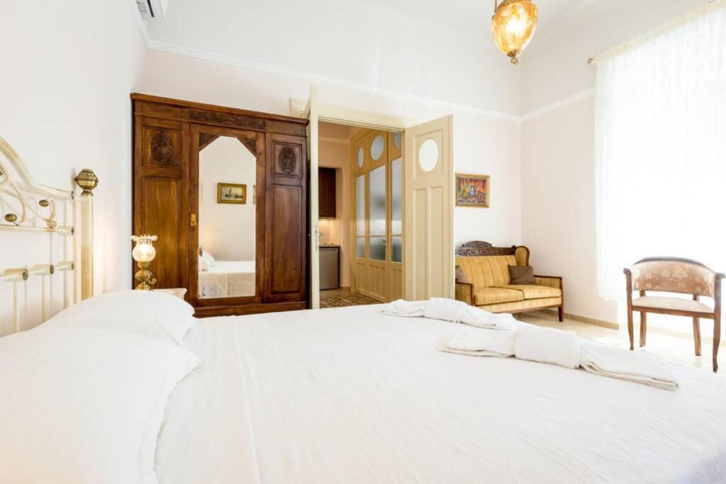Neoclassical Flat With 2 Bedrooms In Пирей Экстерьер фото