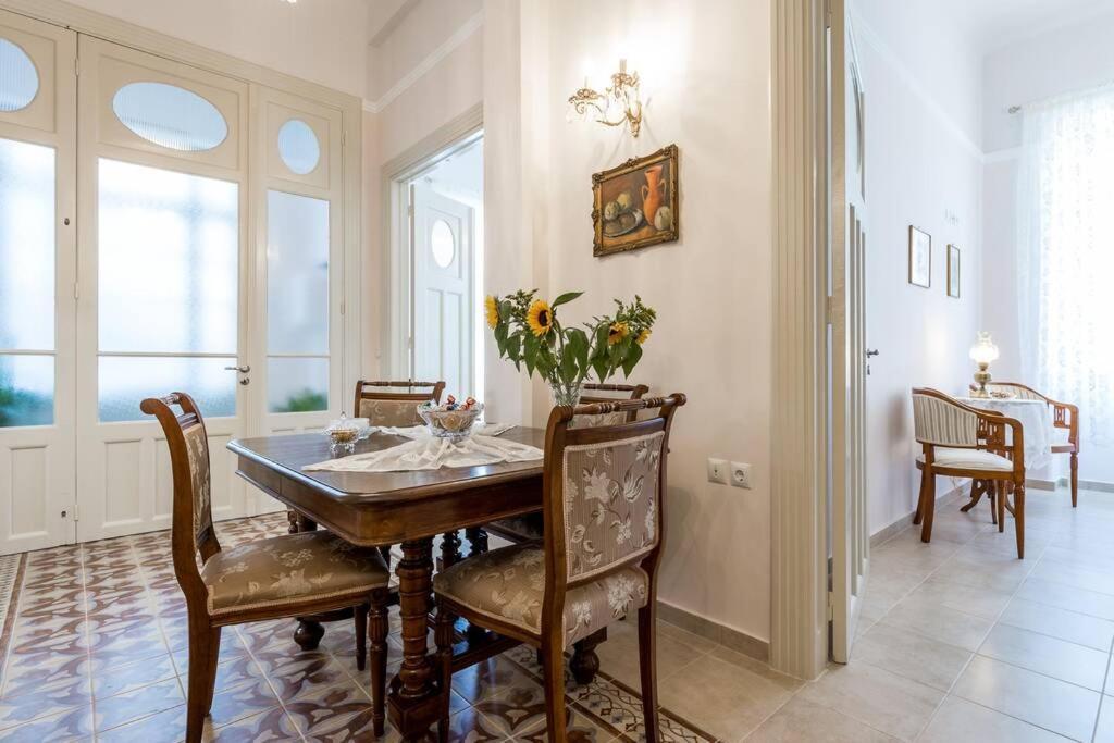 Neoclassical Flat With 2 Bedrooms In Пирей Экстерьер фото